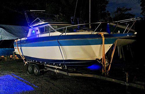 Cabin cruiser boat speedboat - cabin,